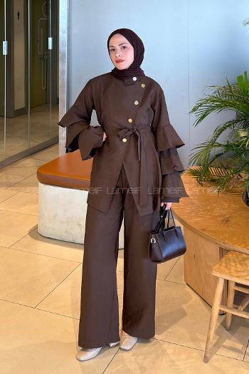 Lamelif Kol Fırfır Detaylı Gold Düğmeli Pantolonlu Takım Acı Kahve