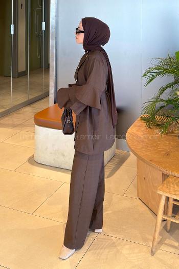 Lamelif Kol Fırfır Detaylı Gold Düğmeli Pantolonlu Takım Acı Kahve