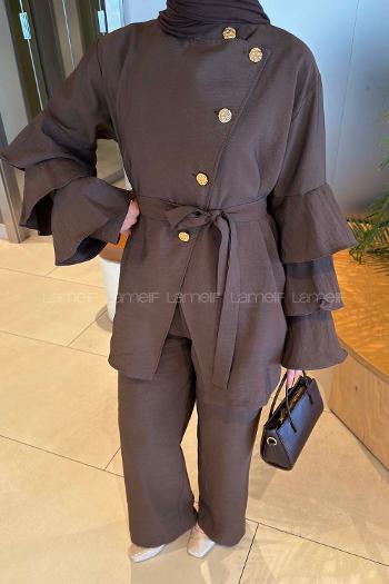 Lamelif Kol Fırfır Detaylı Gold Düğmeli Pantolonlu Takım Acı Kahve