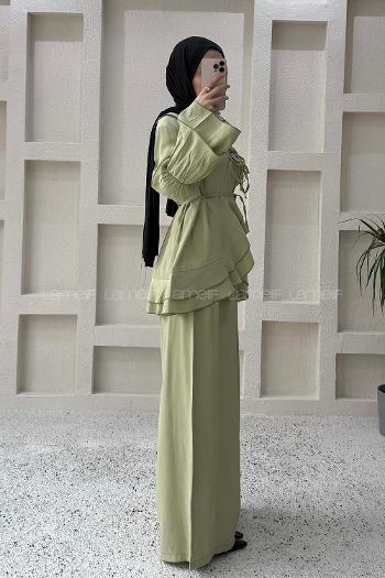 Lamelif Geniş Volan Yakalı Bağlama Detaylı Pantolonlu Takım Çağla Yeşili