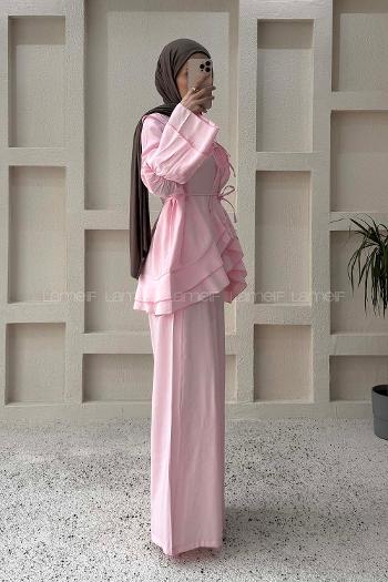 Lamelif Geniş Volan Yakalı Bağlama Detaylı Pantolonlu Takım Şeker Pembesi