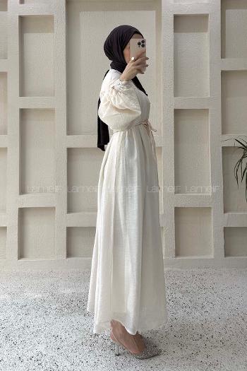 Lamelif Kemer Detaylı Tesettür Elbise Krem