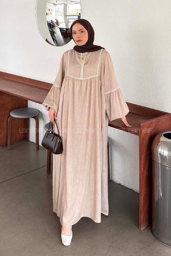 Lamelif Güpür Dantelli Püskül Detaylı Elbise Bej