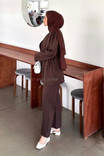 Lamelif Belden Büzgülü Taş Detaylı Pantolonlu Takım Acı Kahve