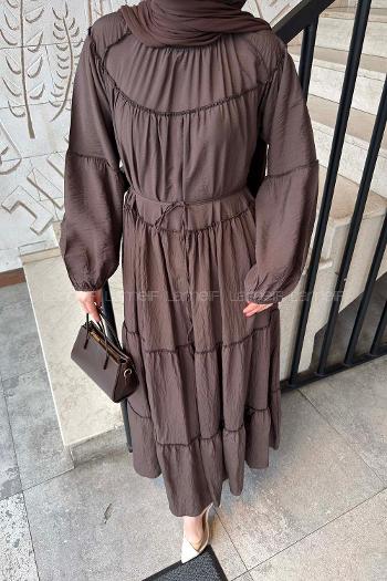 Lamelif Kat Detaylı Bağlamalı Elbise Acı Kahve