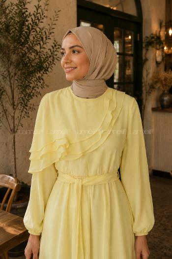 Lamelif Katlı Volan Detaylı Kuşaklı Elbise Sarı