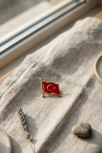 lamelif Gold Dalgalanan Bayrak Rozet