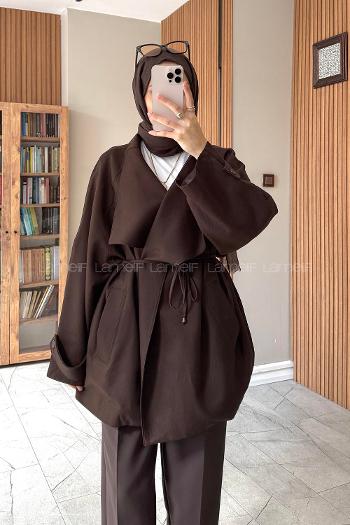 Lamelif Aller Detaylı Oversize Tasarım Kısa Trenç Acı Kahve