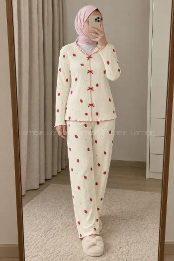 Lamelif Fiyonk Detaylı Çilek Desenli Kaşkorse Pijama Takımı