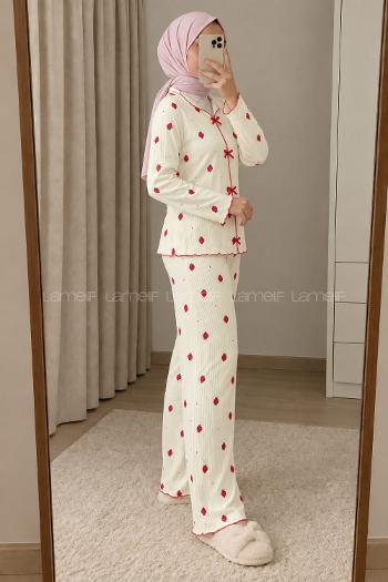 Lamelif Fiyonk Detaylı Çilek Desenli Kaşkorse Pijama Takımı