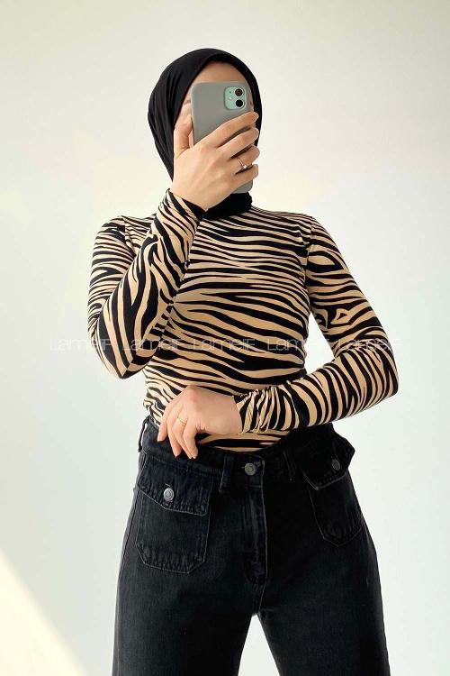 Lamelif Yarım Balıkçı Yaka Zebra Desenli Bluz Krem