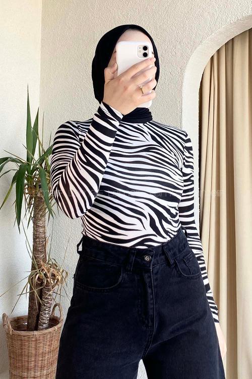 Lamelif Yarım Balıkçı Yaka Zebra Desenli Bluz Siyah