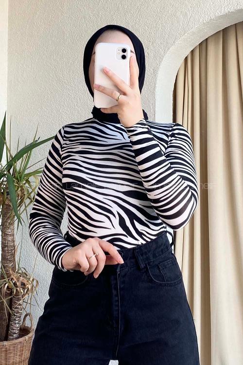 Lamelif Yarım Balıkçı Yaka Zebra Desenli Bluz Siyah