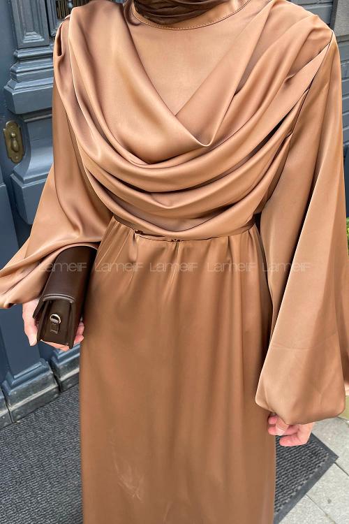 Lamelif Ön Drapeli Saten Tesettür Elbise Camel