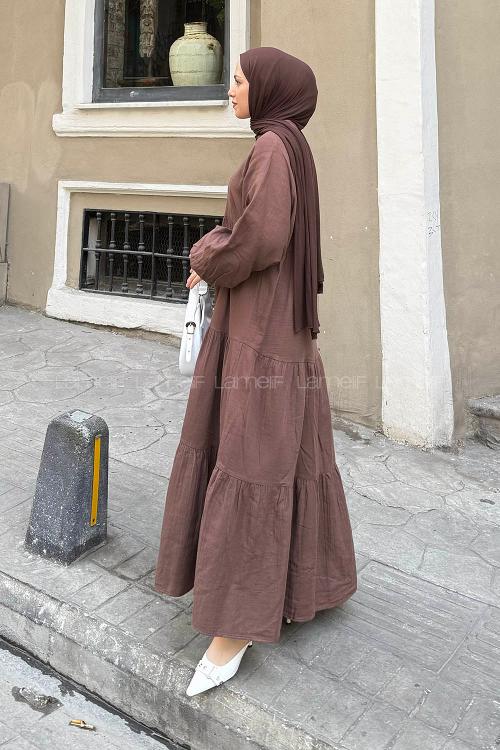 Lamelif Ön Yarım Düğme Detaylı Müslin Kumaş Tesettür Elbise Kahverengi
