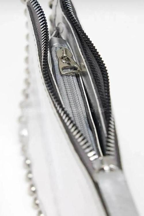 Lamelif Zımbalı Çapraz Askılı Zincirli Model Yumuşak Deri Fermuarlı Kadın Omuz Çantası Beyaz