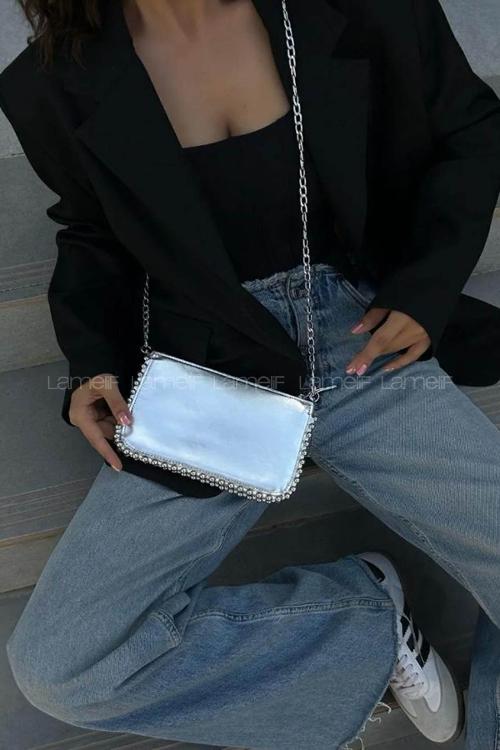 Lamelif Zımbalı Çapraz Askılı Zincirli Model Yumuşak Deri Fermuarlı Kadın Omuz Çantası Gümüş