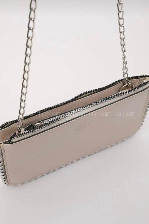 Lamelif Zımbalı Çapraz Askılı Zincirli Model Yumuşak Deri Fermuarlı Kadın Omuz Çantası Krem