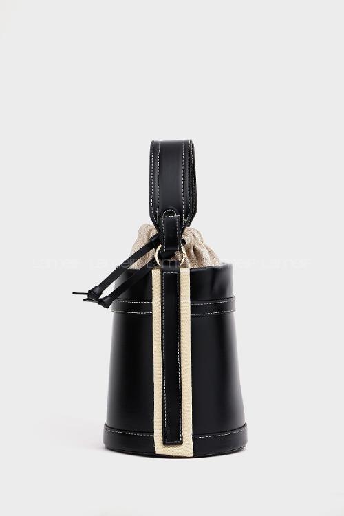 Lamelif Kova model Kontrast Dikişli Büzgülü Kapatma El ve Omuz Çanta Siyah 