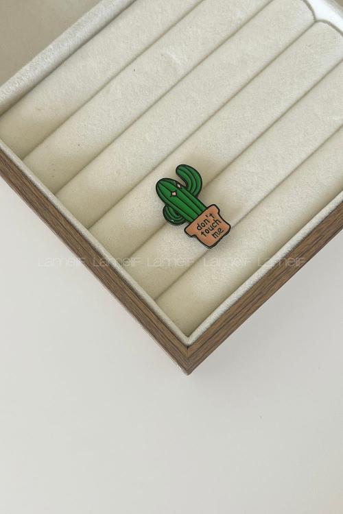 Modalamelif Bana Dokunma Yazılı Demir Broş