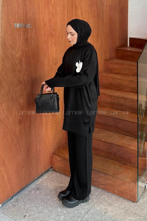 Lamelif Çiçek Aksesuarlı Triko Takım Siyah