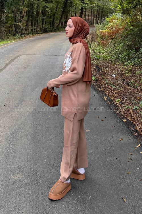 Lamelif Çiçek Detaylı Triko Takım Camel