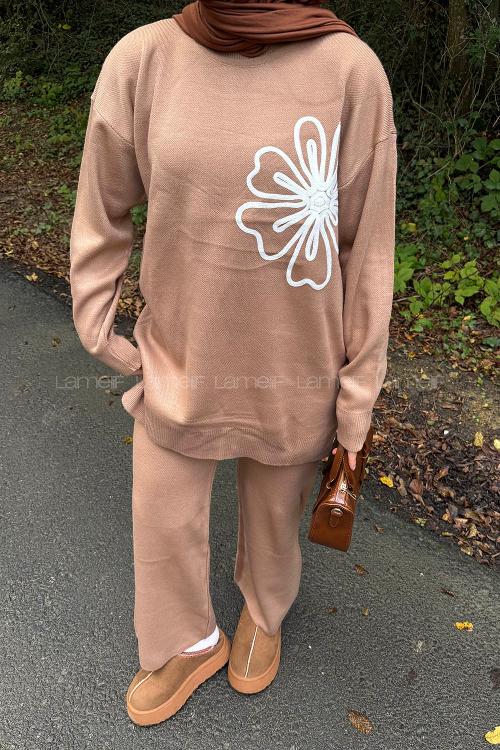 Lamelif Çiçek Detaylı Triko Takım Camel