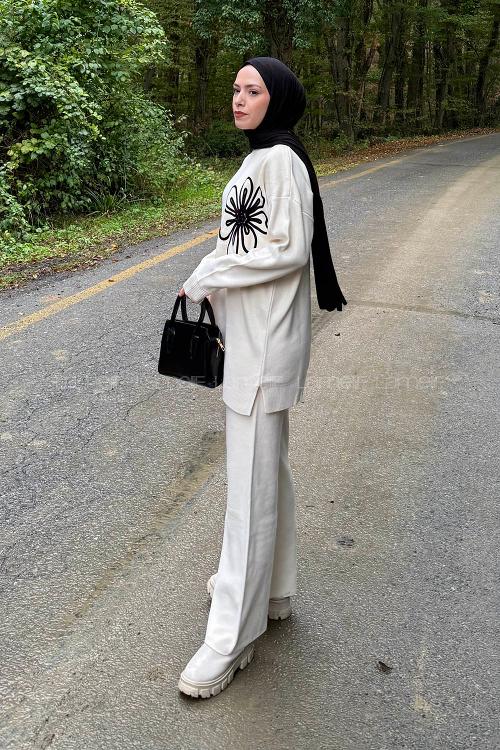 Lamelif Çiçek Detaylı Triko Takım Krem