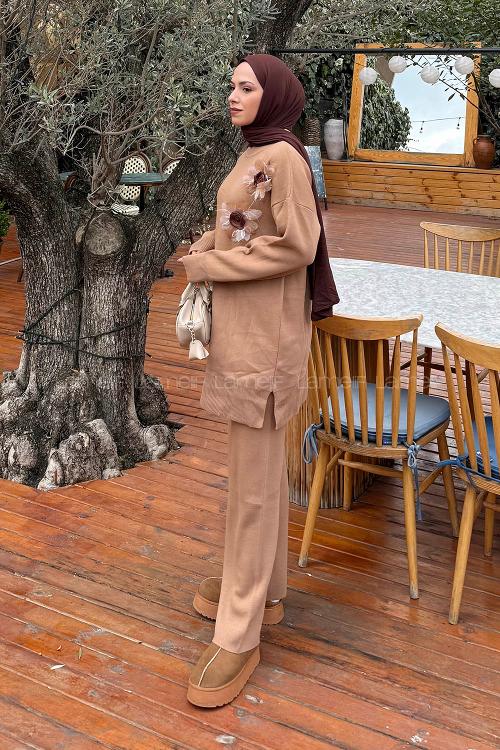 Lamelif Aksesuarlı Triko Takım Camel