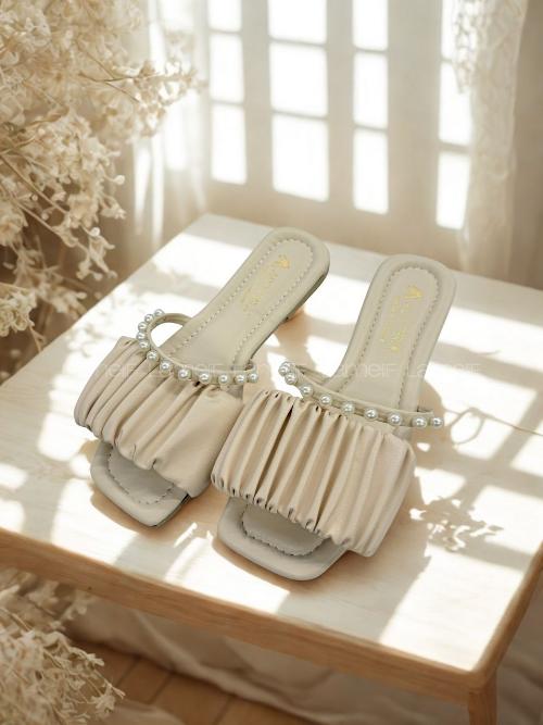 Lamelif Büzgülü İnci Detaylı Sandalet Krem