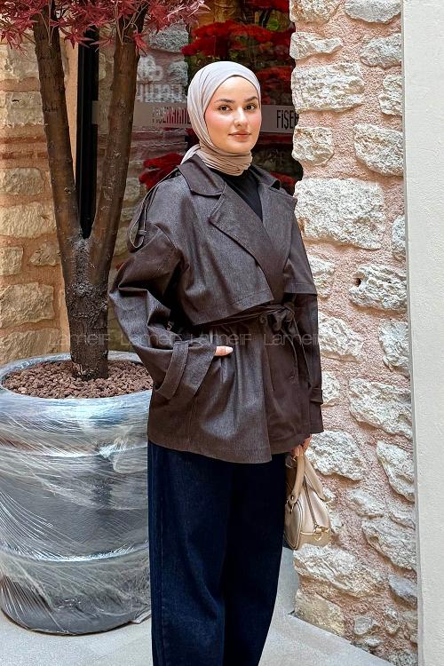 Lamelif Aller Detaylı Pelerinli Kısa Trençkot Acı Kahve