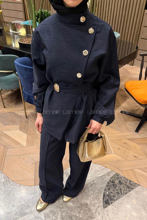 Lamelif Bağlama Detaylı Gold Düğmeli Takım Lacivert