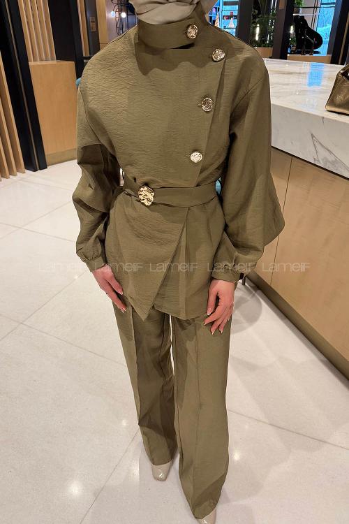Lamelif Bağlama Detaylı Gold Düğmeli Takım Yağ Yeşili
