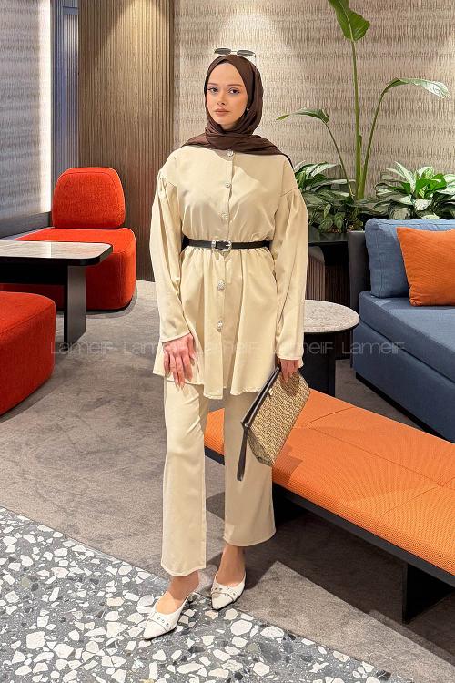 Lamelif Taş Düğme Detaylı Kemerli Takım Bej