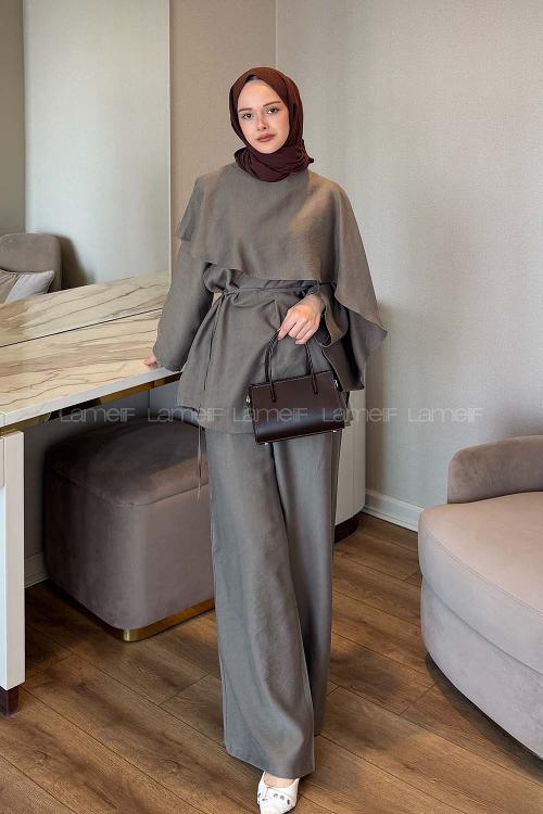 Lamelif Pelerin Detaylı Pantolonlu Takım Vizon