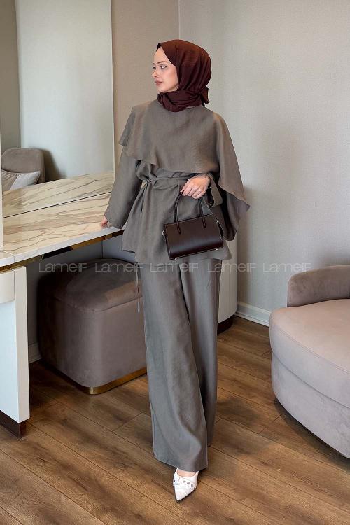 Lamelif Pelerin Detaylı Pantolonlu Takım Vizon