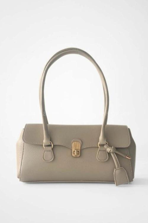 Lamelif Tokalı Deri Charmlı Yatay Klasik Omuz Çantası Krem