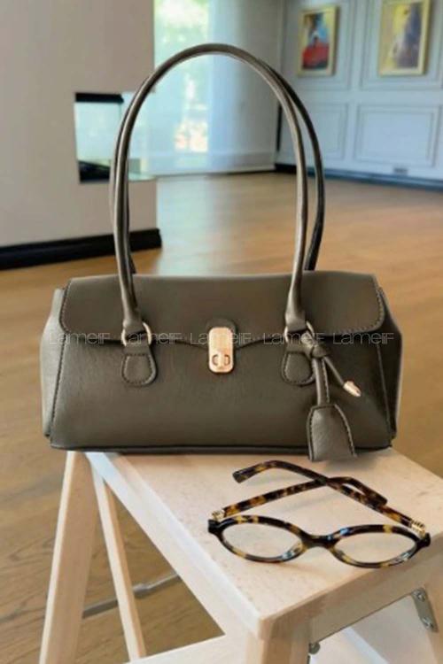 Lamelif Tokalı Deri Charmlı Yatay Klasik Omuz Çantası Soft Kahve