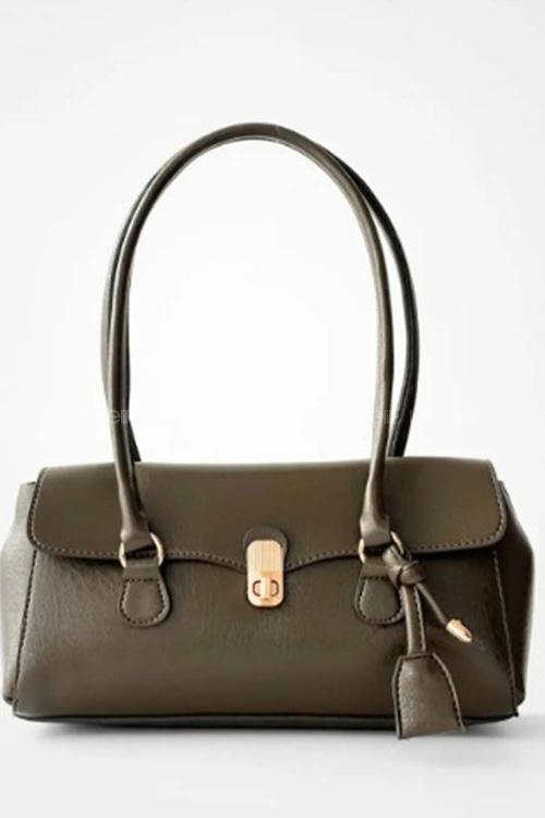 Lamelif Tokalı Deri Charmlı Yatay Klasik Omuz Çantası Soft Kahve