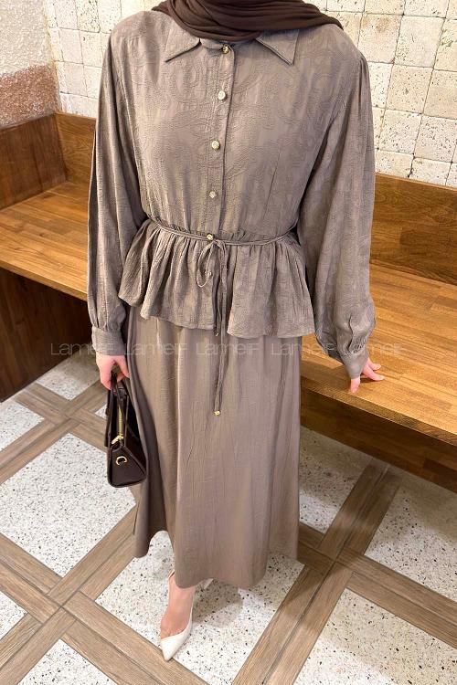 Lamelif Bağlama Detaylı Desenli Tesettür Takım Kahverengi