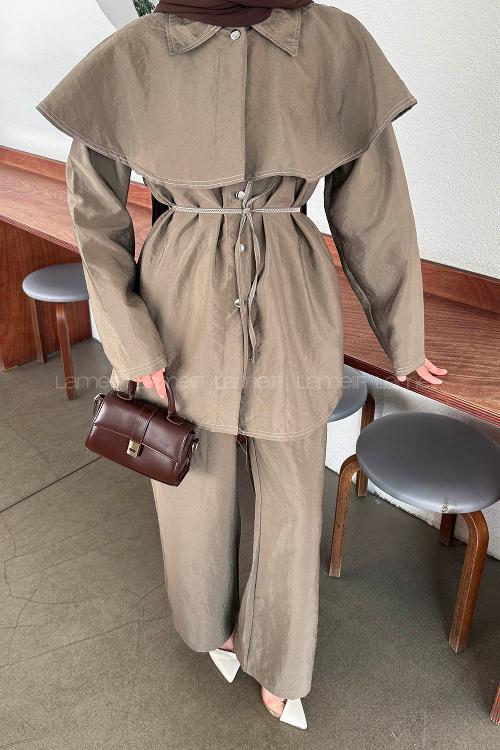 Lamelif Pelerin Detaylı Kontrast Dikişli Takım Vizonrengi