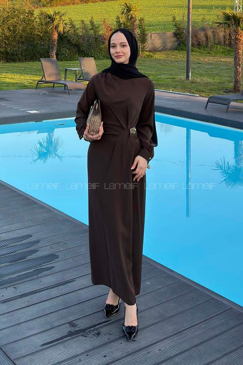 Lamelif Gold Toka Detaylı Drapeli Elbise Acı Kahve
