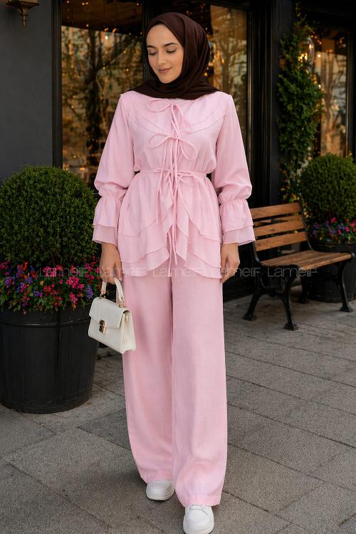 Lamelif Geniş Volan Yakalı Bağlama Detaylı Pantolonlu Takım Şeker Pembesi