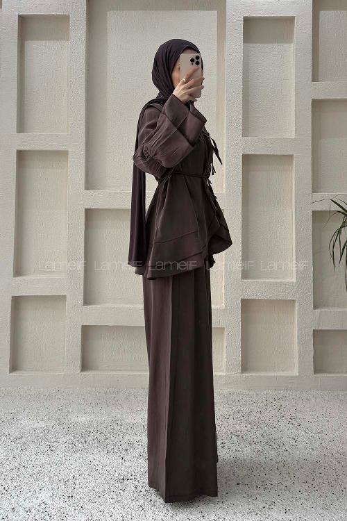 Lamelif Geniş Volan Yakalı Bağlama Detaylı Pantolonlu Takım Acı Kahve