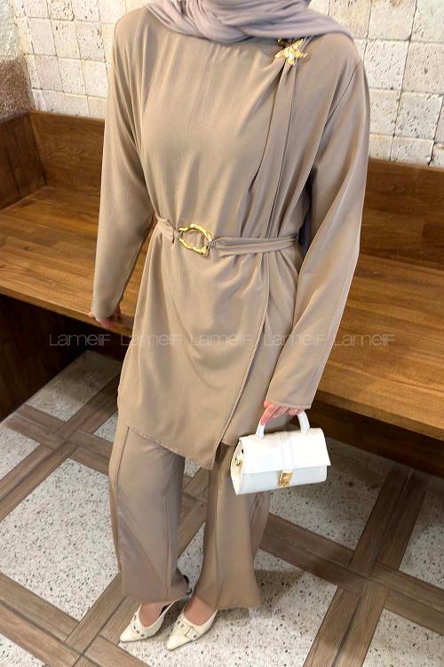 Lamelif Gold Broş Detaylı Pantolonlu Takım Vizonrengi