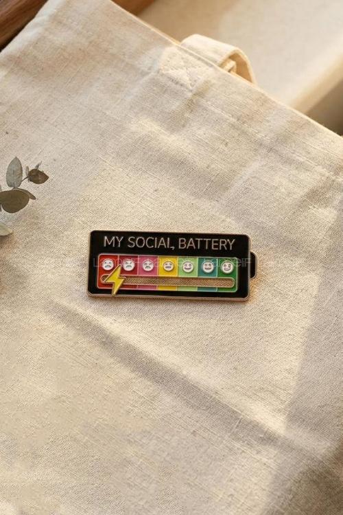lamelif Sosyal Batarya Demir Broş