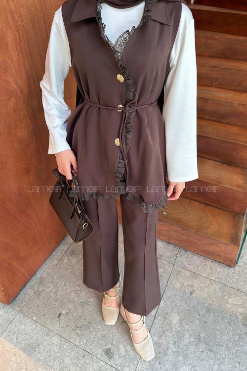 Lamelif Güpür Dantel Detaylı Bağlamalı Yelekli Takım Acı Kahve