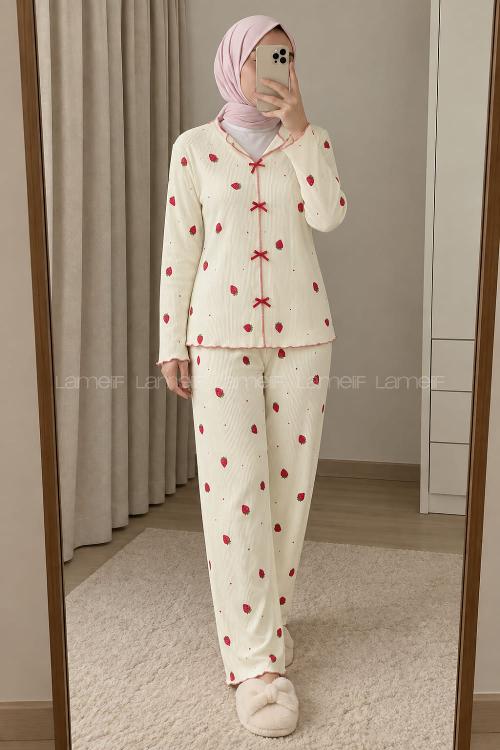 Lamelif Fiyonk Detaylı Çilek Desenli Kaşkorse Pijama Takımı